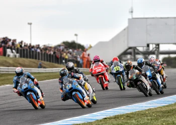 M&aacute;rquez second and Rins third in a exciting race
