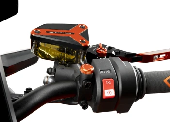 Protezione tappo serbatoio fuido freno anteriore