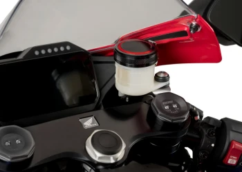 Cache maître-cylindre de liquide de frein avant