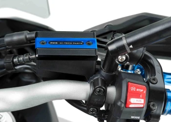 Cache maître-cylindre de liquide de frein avant