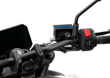 Cache maître-cylindre de liquide de frein avant