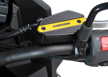 Cache maître-cylindre de liquide de frein avant