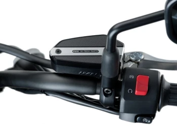 Cache maître-cylindre de liquide de frein avant