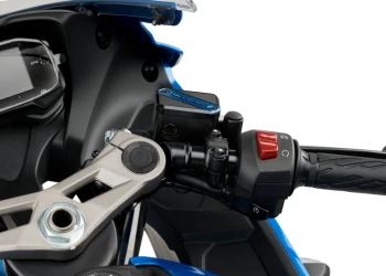 Cache maître-cylindre de liquide de frein avant