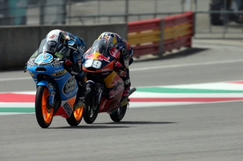 Rins and Marquez fight for victory until the last lap