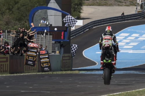 Rea wins as Kawasaki takes Manufacturers' Championship