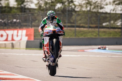 Trois podiums pour Alex Lowes à Magny-Cours avec le nouveau projet Bimota
