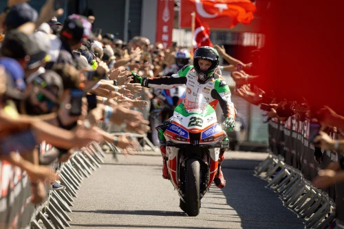 Trois podiums pour Alex Lowes à Magny-Cours avec le nouveau projet Bimota