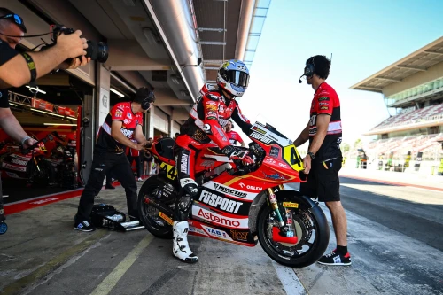 PAWELEC ARRANCA LA DEFENSA DEL TÍTULO LIDERANDO MOTO2 EN BARCELONA
